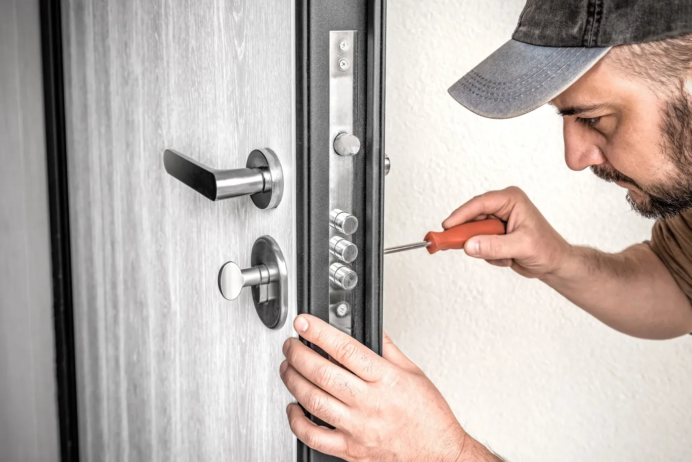 Serrurier posant une serrure multipoints sur une porte d'entrée à Malakoff (92240)