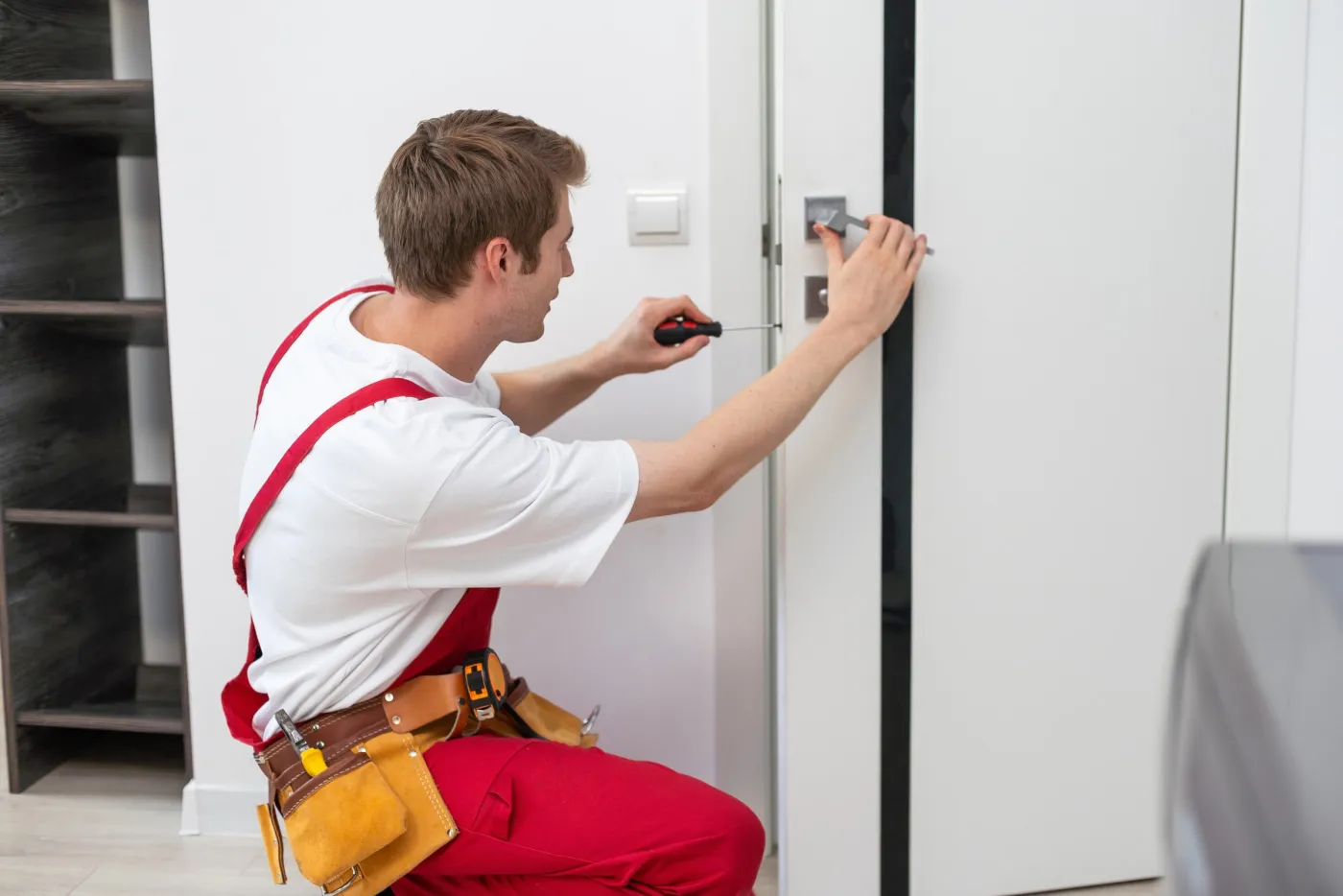 Installation d'une serrure sur une porte d'appartement à Malakoff, Hauts-de-Seine